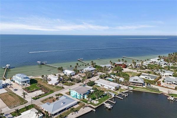 Kreamers, 7775 Bocilla Ln, Bokeelia, Florida 33922, image 2