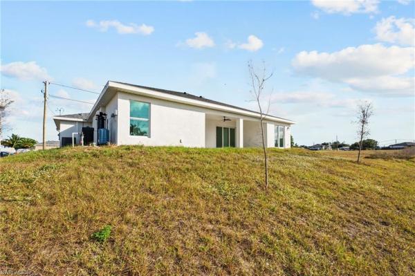 Cape Coral, 1422 NE 19th Pl, Cape Coral, Florida 33909, image 2
