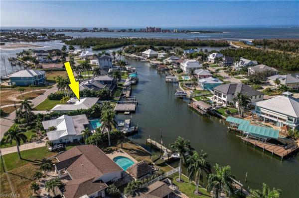 Siesta Isles, 18452 Cutlass Dr, Fort Myers Beach, Florida 33931, image 2