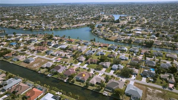 Cape Coral Residential, 401 SE 23rd Ter, Cape Coral, Florida 33990, image 2