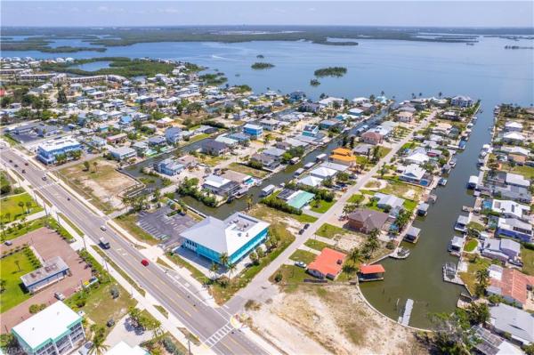Santini Cross, 131 Egret St, Fort Myers Beach, Florida 33931, image 2