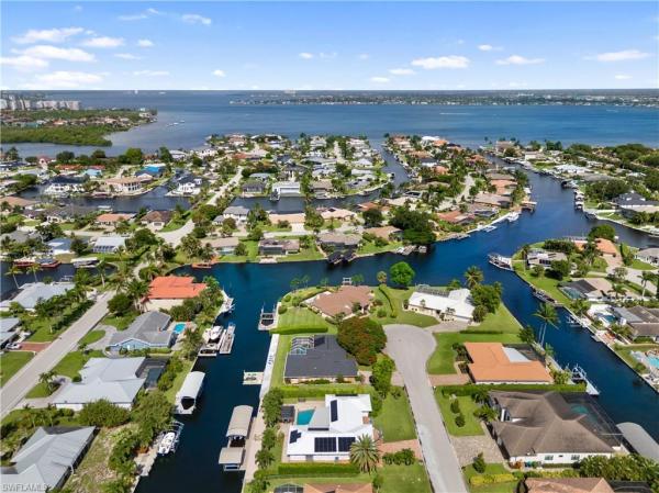 Town & River, 980 Bal Isle Dr, Fort Myers, Florida 33919, image 2