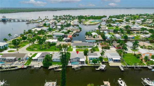 Island Harbors, 2574 Bayshore Dr, Matlacha, Florida 33993, image 3