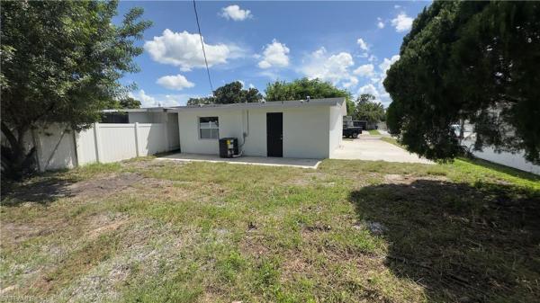 Lehigh Acres, 1119 Vineyard Pl, Lehigh Acres, Florida 33936, image 1