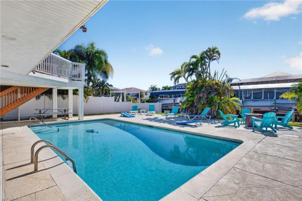 Santini Cross, 220 Curlew St, Fort Myers Beach, Florida 33931, image 1