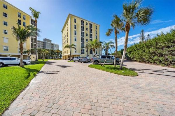 St Croix Club, 3483 N Gulf Shore Blvd #304, Naples, Florida 34103, image 1