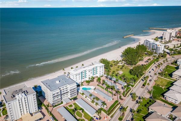 Carriage Club, 2011 N Gulf Shore Blvd #65-66, Naples, Florida 34102, image 1