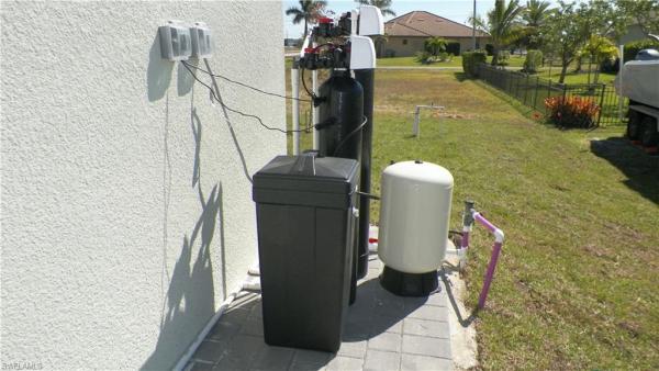 Cape Coral Residential, 1527 38th Pl, Cape Coral, Florida 33993, image 1