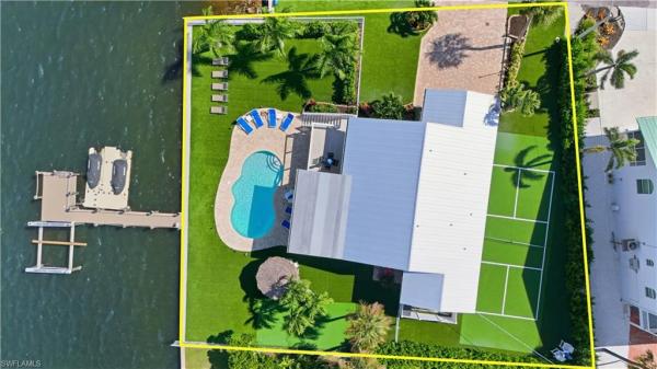 Hyde Park, 205 Bayview Ave, Fort Myers Beach, Florida 33931, image 2