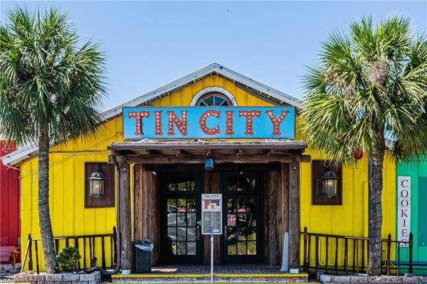 Kona Kove, 2100 Curtis St, Naples, Florida 34112, image 1