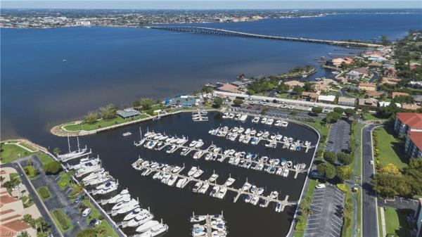 Mariners Cove Village, 9515 Mariners Cove Ln, Fort Myers, Florida 33919, image 1