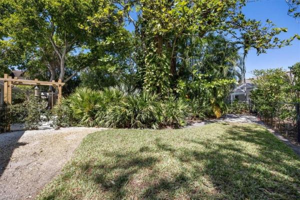 Park Shore, 587 Parkwood Ln, Naples, Florida 34103, image 2