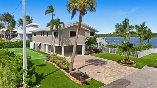 Hyde Park, 205 Bayview Ave, Fort Myers Beach, Florida 33931, image 3