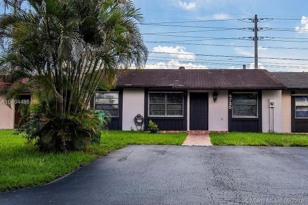 San Sebastian Townhouses, 4725 SW 136th Pl, Kendale Lakes, Florida 33175, image 2