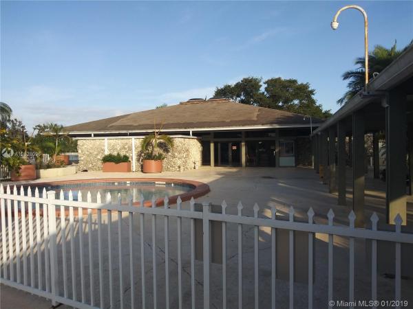 Snapper Creek Townhouses, 7101 SW 112th Ct, Kendall, Florida 33173, image 2