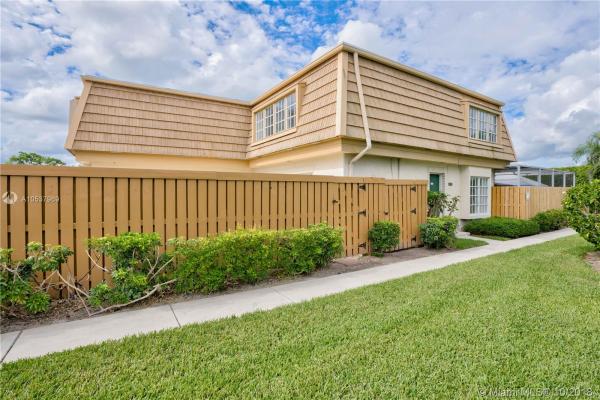 Winchester Courts, 11591 Winchester Dr, Palm Beach Gardens, Florida 33410, image 2