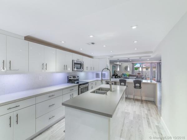 Golfwood, 714 NE 206th Ter, Ives Estates, Florida 33179, image 2