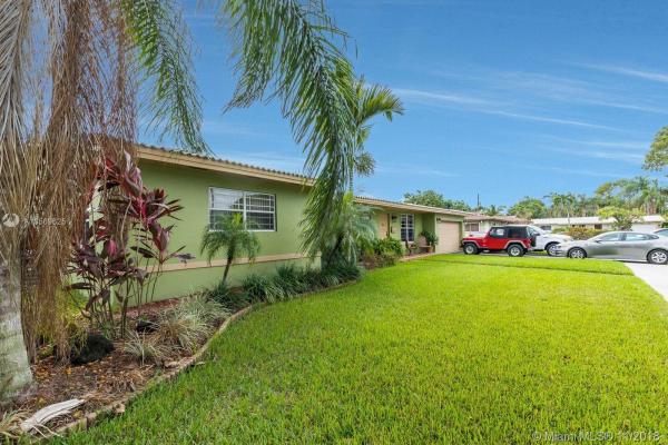 Miami Lakes Residential, 13820 Lake Claire Ct, Miami Lakes, Florida 33014, image 2