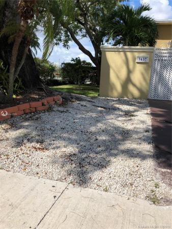 Il Lago Townhomes, 5637 SW 142nd Ave, Kendale Lakes, Florida 33183, image 2