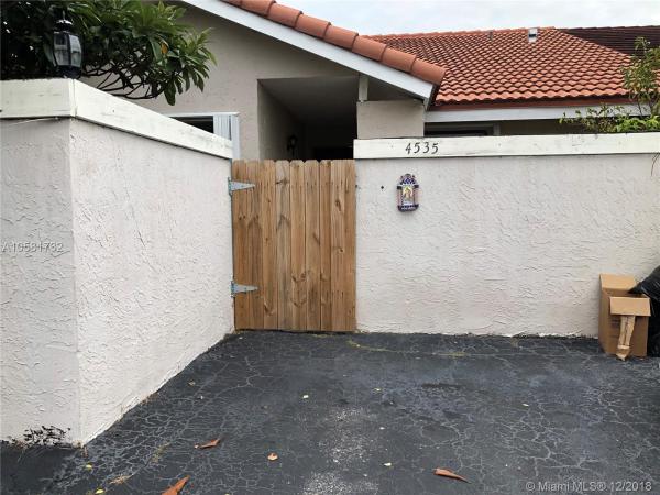 Bird Lakes Townhouses, 4535 SW 143rd Pl E, Kendale Lakes, Florida 33175, image 2