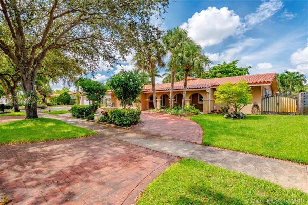 Lake Glenn Ellen, 15040 Dunbarton Pl, Miami Lakes, Florida 33016, image 2