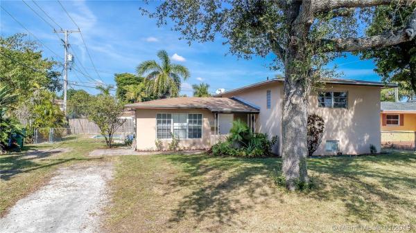 Mansionette Homes, 1315 NE 200th St, Ives Estates, Florida 33179, image 2