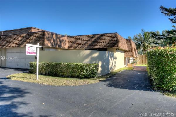 Country Club Of Miami Fairway Villas, 19001 E Lake Dr, Hialeah, Florida 33015, image 2