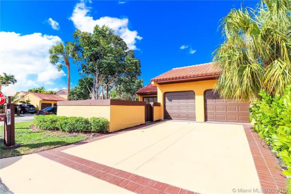 California Club Homes, 1007 NE 202nd Ln, Ives Estates, Florida 33179, image 2