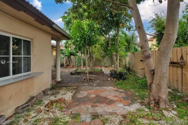 Cristys Homestead, 1281 NE 41st Pl, Homestead, Florida 33033, image 2
