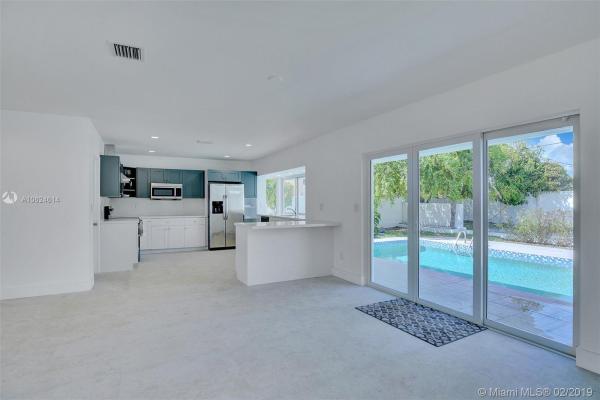 Sky Lake, 1901 NE 185th Ter, North Miami Beach, Florida 33179, image 2