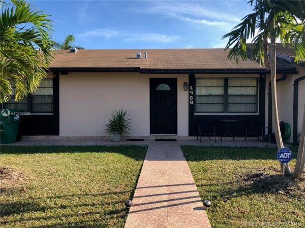 San Sebastian Townhouses, 4969 SW 136th Pl, Kendale Lakes, Florida 33175, image 2