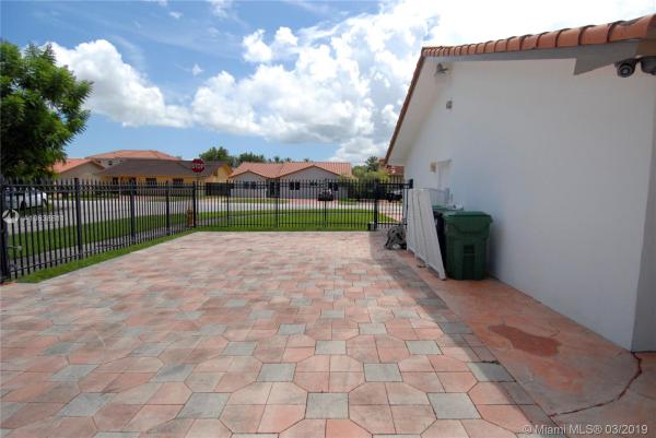 10121 SW 26th St, Tamiami, Florida 33165, image 2