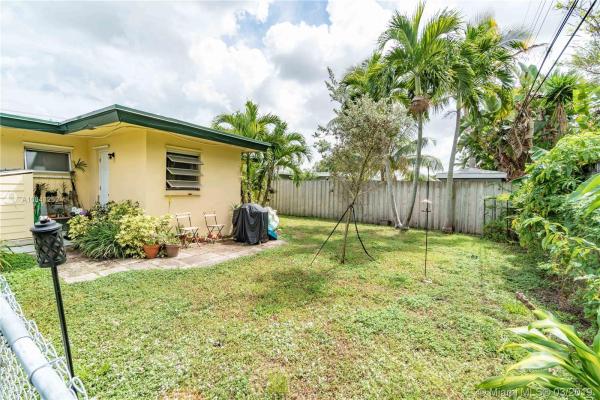 Sunset Manors, 2633 NE 6th Ave, Wilton Manors, Florida 33334, image 2