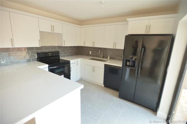 Camelot Gardens, 2555 Lakeview Ct, Cooper City, Florida 33026, image 2