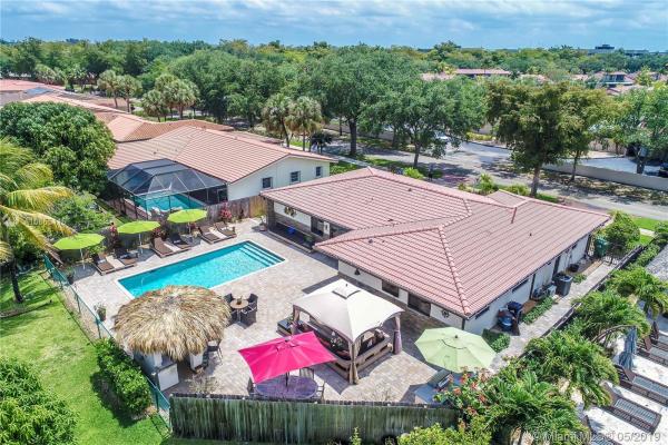 Lake Glenn Ellen, 8321 Dundee Ter, Miami Lakes, Florida 33016, image 2