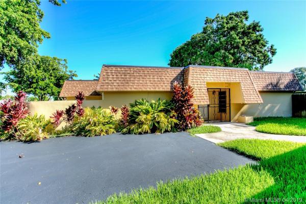 Country Club Of Miami Fairway Villas, 19113 E Lake Dr #19113, Hialeah, Florida 33015, image 2