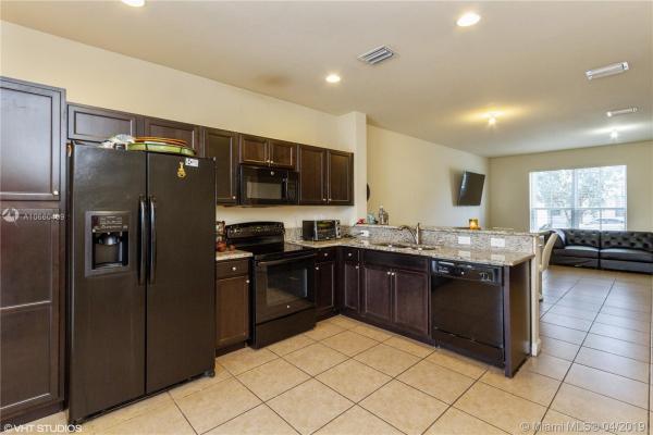 Kendall Commons Townhomes, 9500 SW 171st Ct, The Hammocks, Florida 33196, image 2