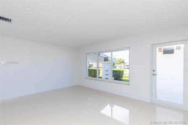 Heftler Homes, 10400 SW 42nd St, Westwood Lakes, Florida 33165, image 2