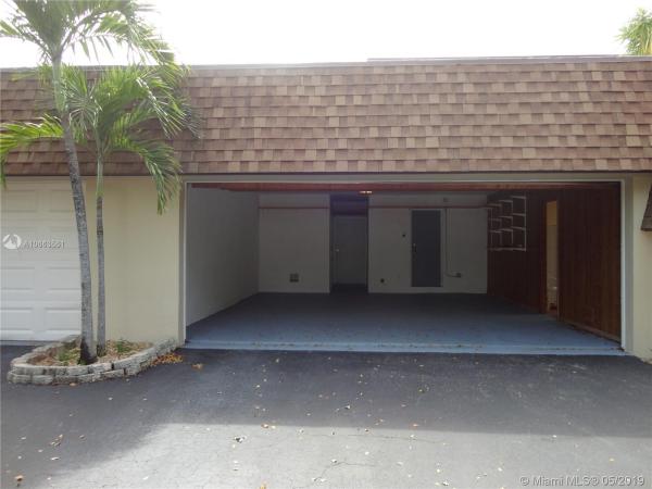 Country Club Of Miami Fairway Villas, 18908 W Lake Dr, Hialeah, Florida 33015, image 2