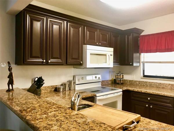 Palm Beach Grande, 1524 Lake Crystal Dr #E, West Palm Beach, Florida 33411, image 2