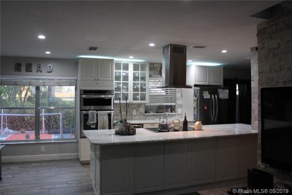 Les Chateaux, 4705 Grapevine Way, Davie, Florida 33331, image 2