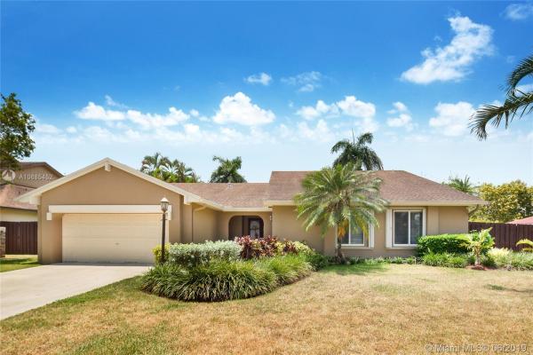 Lakes Of The Meadow, 15622 SW 54th Ter, Kendall West, Florida 33185, image 2
