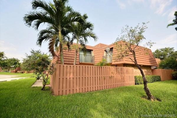 Camelot Gardens, 2549 Camelot Ct, Cooper City, Florida 33026, image 2