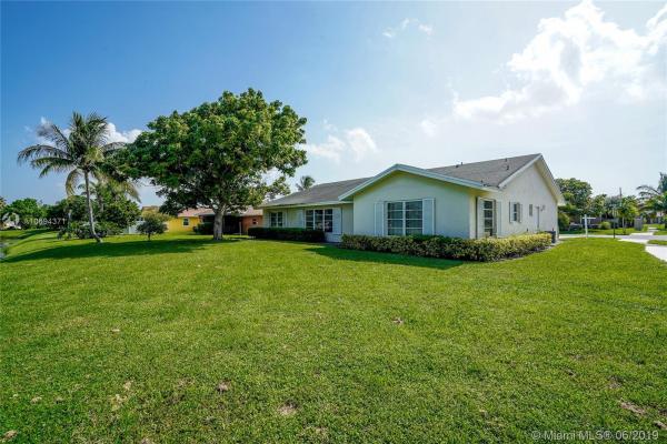 Foxwood Estates Of Lakeside Green, 3880 E Beresford, West Palm Beach, Florida 33417, image 2