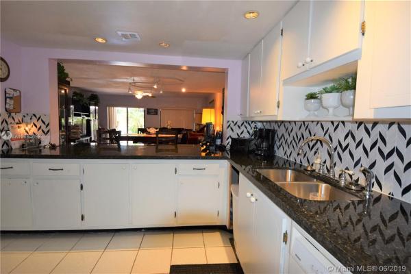 Country Club Of Miami Fairway Townhouses, 19230 Bobolink Dr, Hialeah, Florida 33015, image 2
