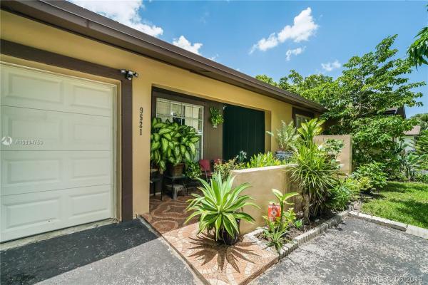 9521 W Elm Ln, Miramar, Florida 33025, image 2