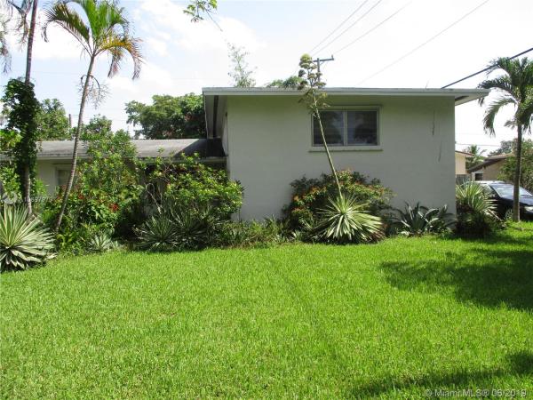 Mansionette Homes, 1301 NE 200th St, Ives Estates, Florida 33179, image 2