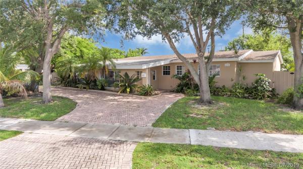 Heftler Homes, 10351 SW 51st St, Westwood Lakes, Florida 33165, image 2