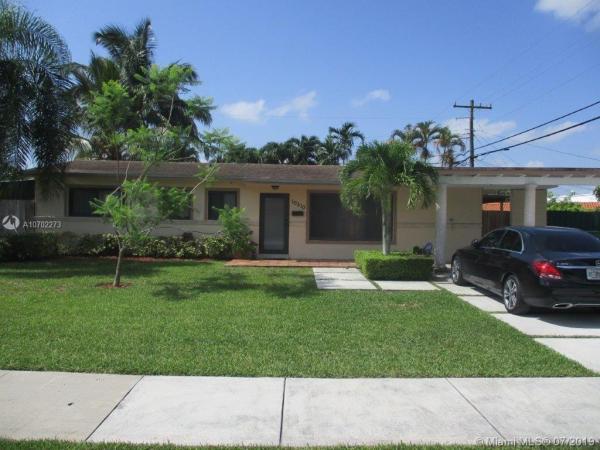 Heftler Homes, 10510 SW 42nd Ter, Westwood Lakes, Florida 33165, image 2
