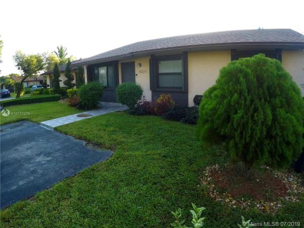 San Sebastian Townhouses, 4929 SW 135th Pl #4929, Kendale Lakes, Florida 33175, image 2